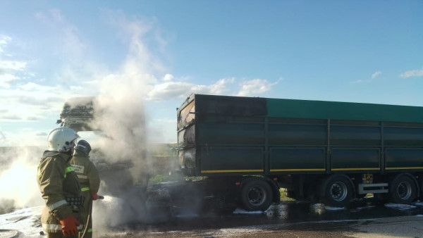 На трассе в Самарской области загорелся грузовик с зерном