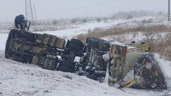 Нефтевоз вылетел в кювет на трассе под Самарой 28 декабря