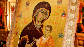 Кому нельзя приближаться к иконе: важный запрет для женщин и мужчин