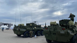 В Самаре у крупного торгового центра выставили бронетранспортёры БТР-80