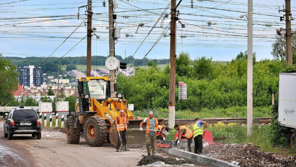 В Самаре начали асфальтировать подъезды к образовательным учреждениям