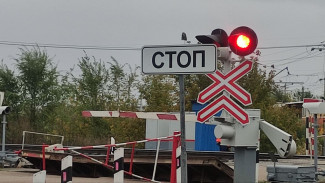 В Самарской области поезд столкнулся с грузовиком утром 23 сентября