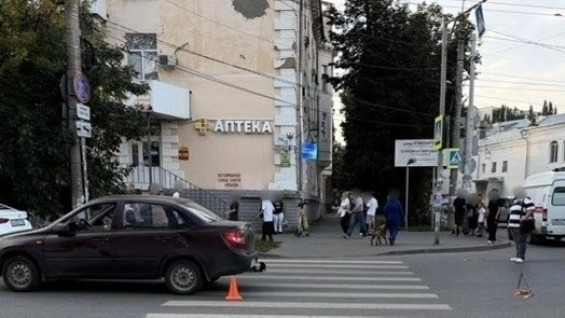 В Самаре пожилой водитель сбил двух девочек-подростков на электросамокате 