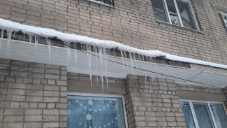 Самарцы фиксируют сход массивных сосулек с крыш