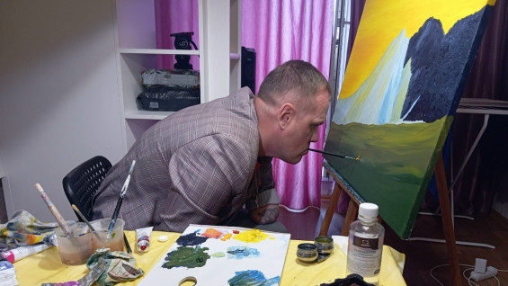 «Кисть в зубах»: как художник без рук учит других не сдаваться