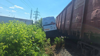 В Самаре поезд столкнулся с автомобилем