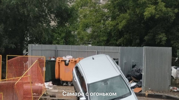 В Самаре LADA провалилась под землю на улице Губанова 