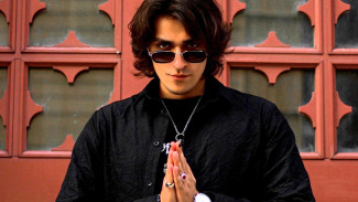 Самарский медиум Олег Шепс выпустил дебютную песню