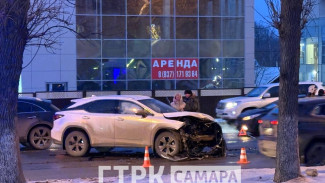 В Самаре ДТП на Ново-Садовой перекрыло движение напротив ЖК «Панорама»