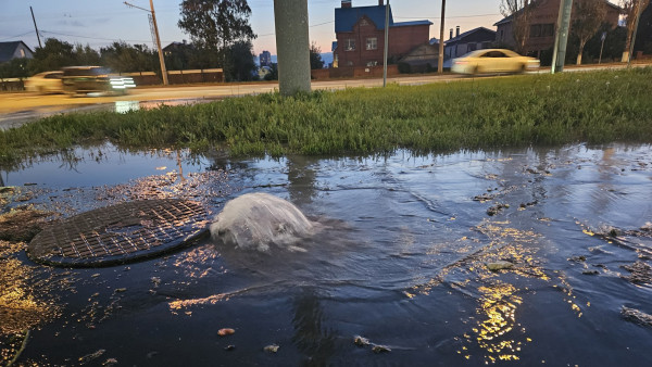 В Самаре затопило Московское шоссе из-за прорыва канализационной трубы