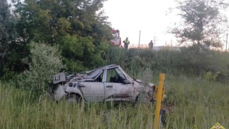 Под Сызранью подросток без прав на LADA Kalina съехал в кювет и перевернулся