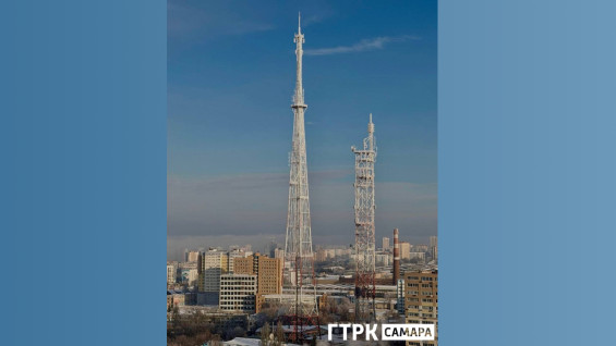 В Самаре телебашня стала кипенно-белой из-за толстого слоя инея. Фото