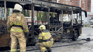 В Самаре у Третьяковской галереи полностью сгорел пассажирский автобус 91 маршрута