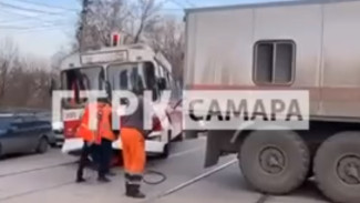 В Самаре на трамвайных путях застрял сломанный троллейбус