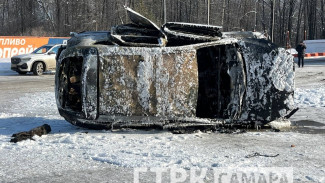Появились кадры с места пожара автомобиля на АЗС в Самаре