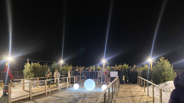 Сотни самарцев окунулись в ледяную воду Волги на Крещение Господне