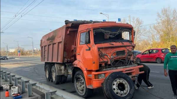 Пассажирский автобус опрокинул грузовик в Куйбышевском районе Самары