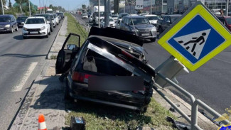 В Самаре водитель ВАЗ 2114 врезался в столб из-за открывшегося капота  