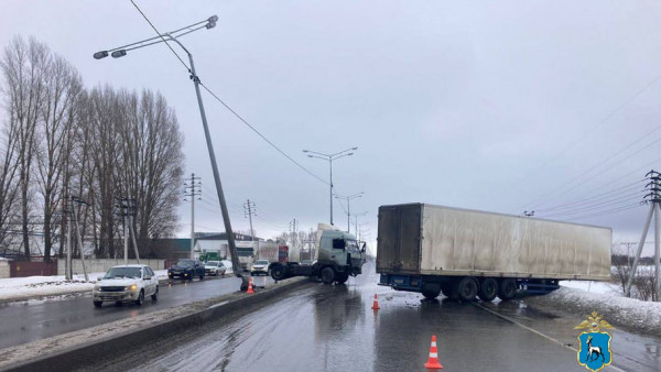 Под Самарой части фуры раскидало по трассе из-за дорожного ЧП