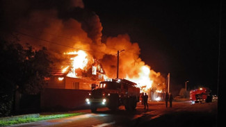 В Самарской области сгорели два частных дома, гаражи и 4 автомобиля 