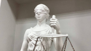 Замглаве Новокуйбышевска выписали штраф за открытый люк на дороге