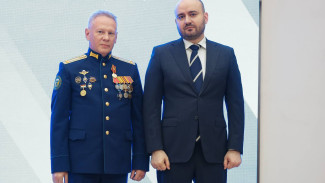 Губернатор Федорищев вручил госнаграды жителям Самарской области накануне Дня России