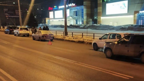 Водитель Mercedes протаранил три авто на Московском шоссе и скрылся