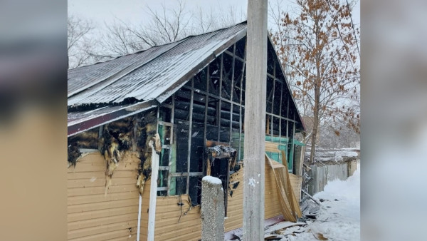 Бежали от огня босиком: в Самарской области мать с двумя детьми вырвались из горящего дома 