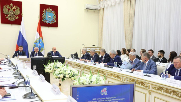 В Самаре законодатели из регионов ПФО обсудили вопросы взаимодействия власти и общества