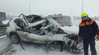 В Самарской области Nissan столкнулся с грузовиком на трассе 