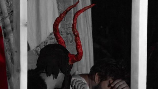 Актеры самарского театра в костюмах чертей напугали туристов