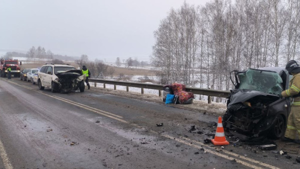 В Самарской области Datsun после столкновения с Kia намотало на отбойник