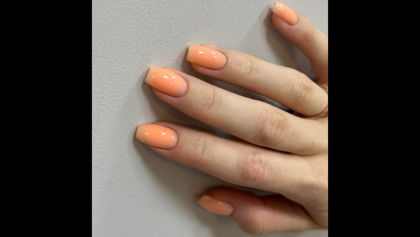 Астролог рассказал, как действует денежный цвет маникюра