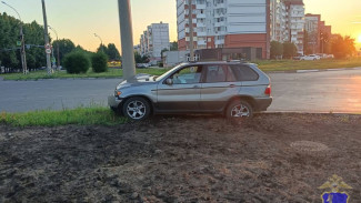 В Самарской области водитель BMW X5 влетел в столб 