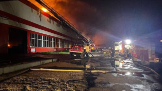 Пожар на заводе "Феррони" в Тольятти разросся до 20 тысяч квадратных метров