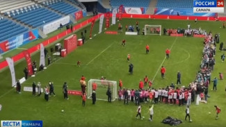 В рамках проекта Российского футбольного союза «футбол в школе» в Самаре открытую тренировку провели Андрей Аршавин, Александр Мостовой и Денис Глушаков