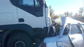 Под Самарой в ДТП с участием фуры пострадали два человека
