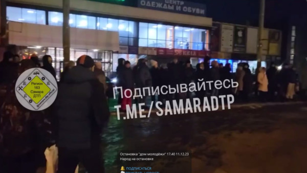 Жители Самары 40 минут не могли попасть в автобус в 20 градусный мороз