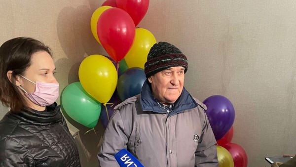 Житель Тольятти, выигравший квартиру за вакцинацию, получил ключи от нового жилья