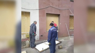 Появились кадры ремонта поврежденного атакой БПЛА роддома под Самарой 