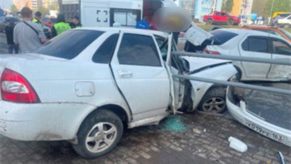 В Самаре 2 человека пострадало в столкновении Логана и Приоры