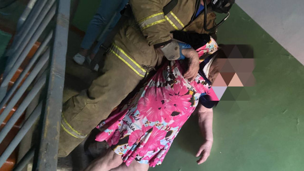 Шесть взрослых и трое детей экстренно эвакуировали из-за пожара в квартире под Самарой