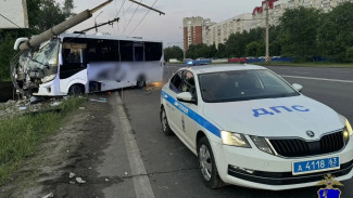 Появились кадры с места ДТП с разбившимся об столб автобусом под Самарой