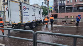 В центре Самары ликвидируют прорыв трубы 300 мм городского водопровода