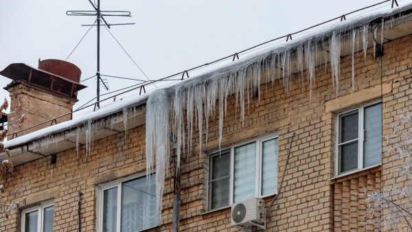 В Самаре оштрафовали УК из-за схода снега с крыши на 8-летнего ребенка