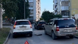 В Самаре автомобиль сбил во дворе 8-летнего самокатчика