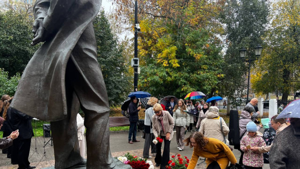 В Самаре возложили цветы к памятнику Шостаковичу в день его 119-летия