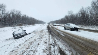 На трассе А-300 под Самарой лоб в лоб столкнулись Kia Rio и ВАЗ-2112, есть погибший