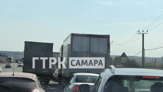 На трассе М-5 под Самарой образовалась пробка на несколько километров