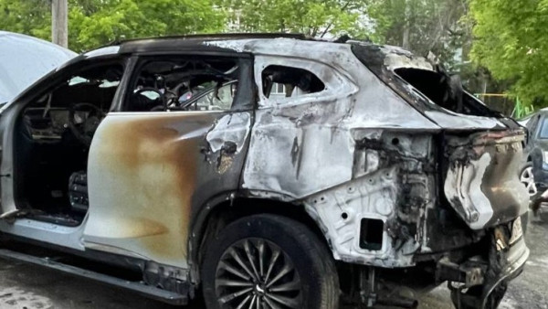 Появились кадры горящей перед школой машины под Самарой